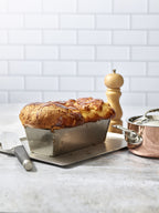 De Buyer Plumcake Forato Backform Edelstahl perforiert – 26 cm, mit 2 Antihaft-Backfolien